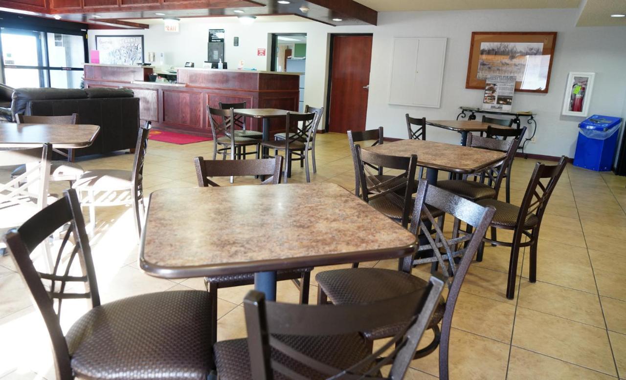 Econo Lodge Inn & Suites Карні Екстер'єр фото