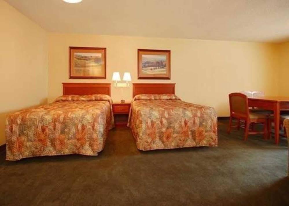 Econo Lodge Inn & Suites Карні Екстер'єр фото