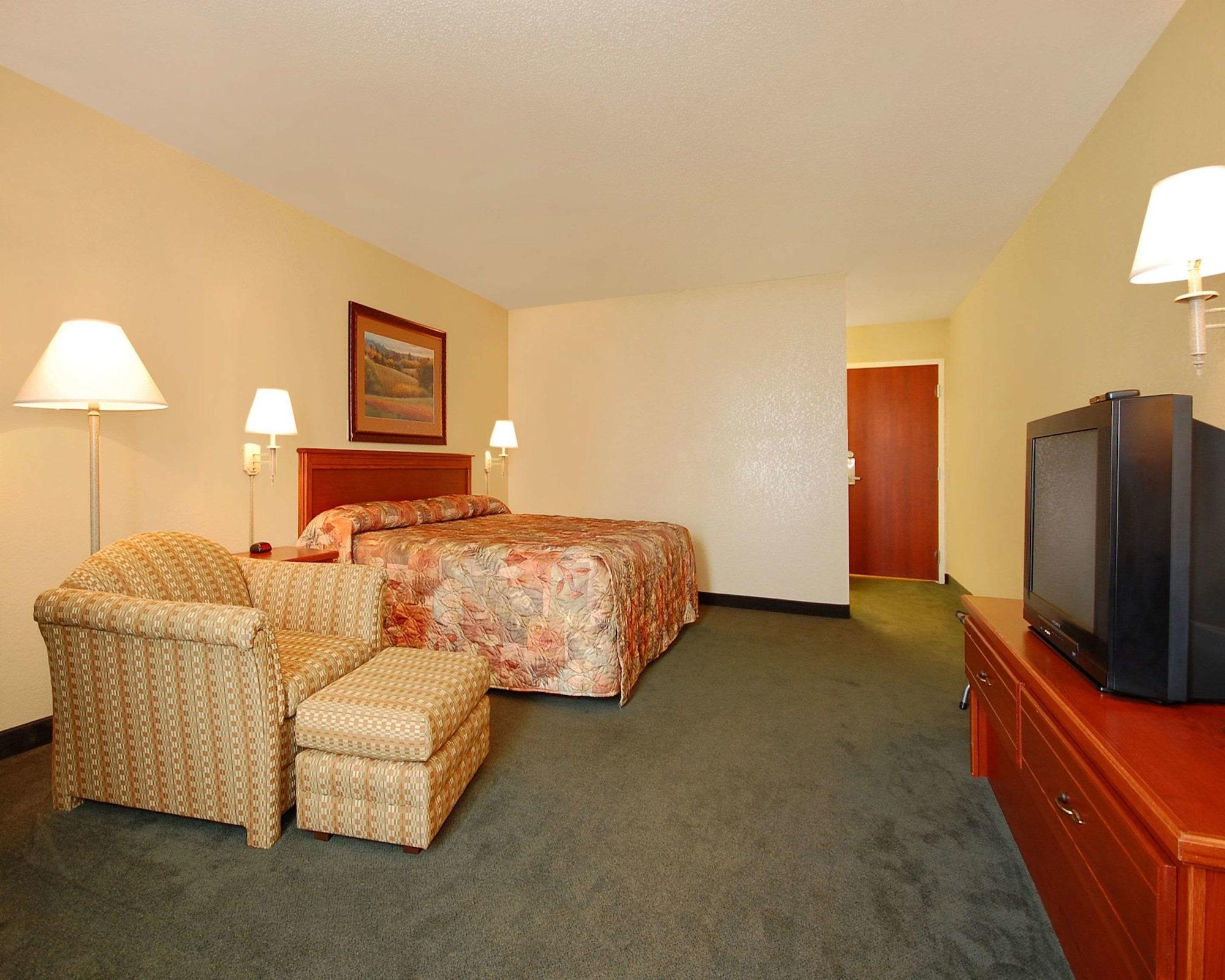 Econo Lodge Inn & Suites Карні Екстер'єр фото
