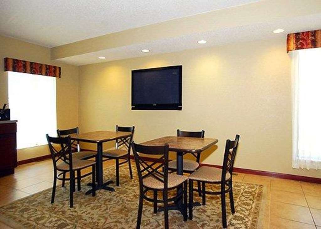 Econo Lodge Inn & Suites Карні Ресторан фото