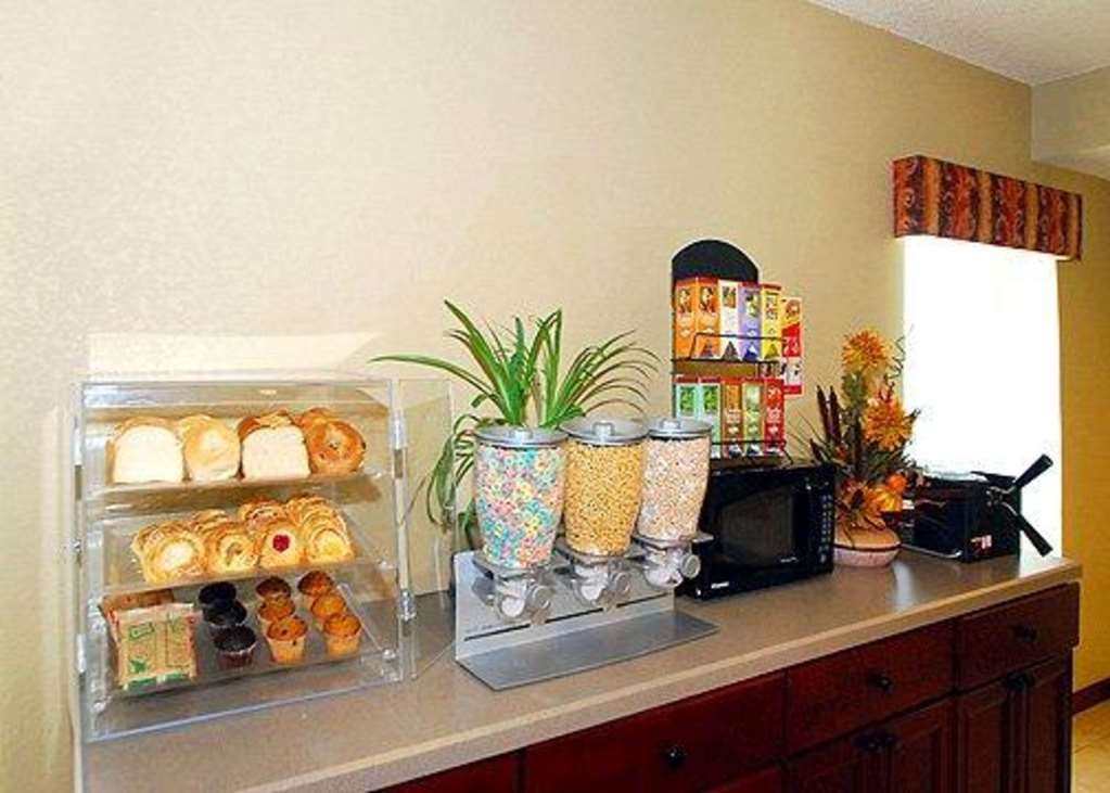 Econo Lodge Inn & Suites Карні Ресторан фото